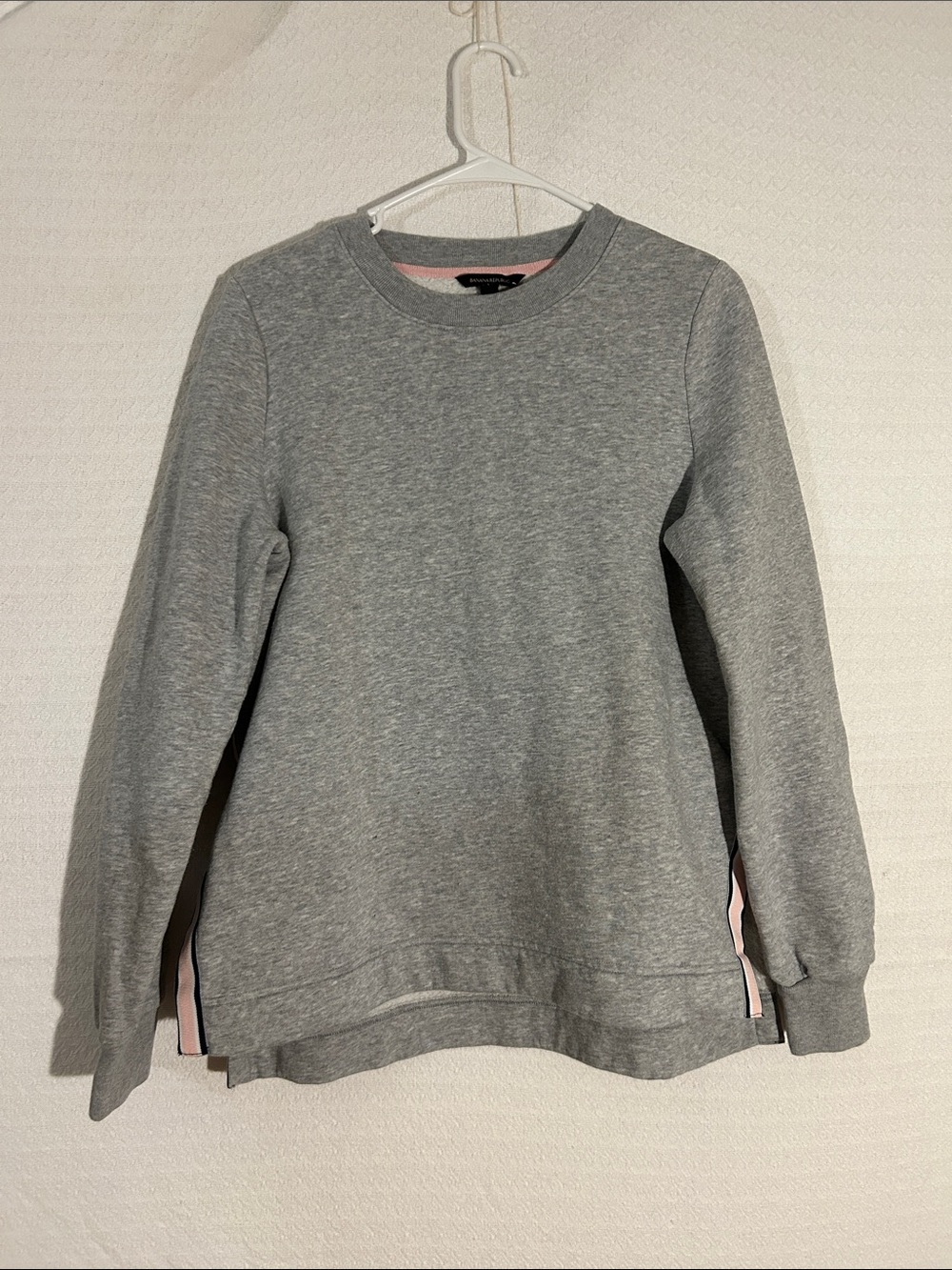 Women's Banana Republic Size Medium Gray Crewneck Sweatshirt with Pink Trim